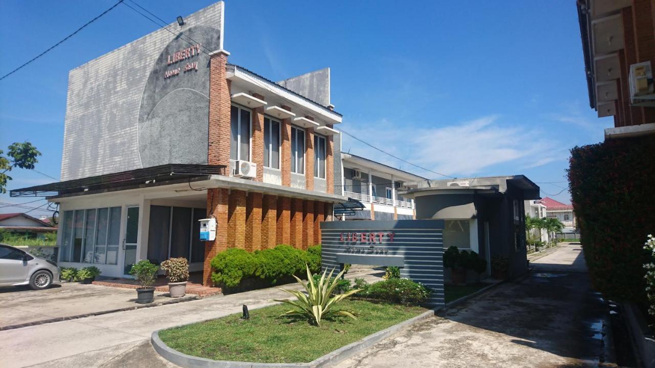 Liberty Homestay Parit  Kültér fotó